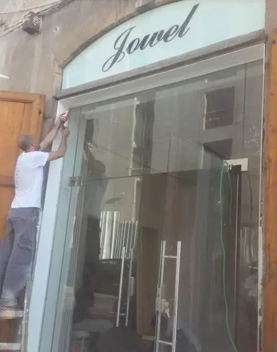 התקנת וטרינה זכוכית