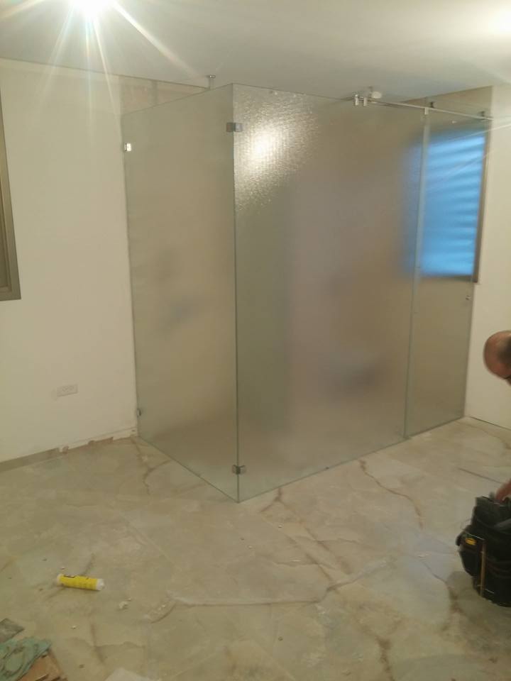 זכוכית בחדר הורים